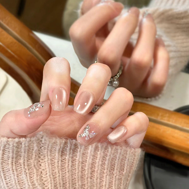Elegantes Nagelkunstset mit floralen Akzenten Brehn