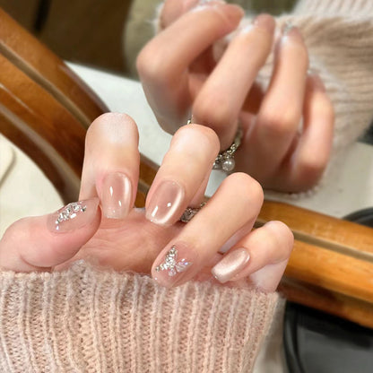 Elegantes Nagelkunstset mit floralen Akzenten Brehn