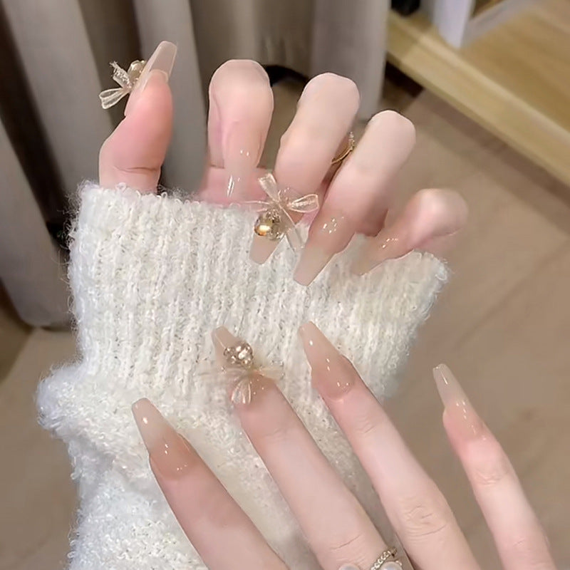Kunstnagelset mit eleganten 3D-Bloßen und filigranen Akzenten Brehn