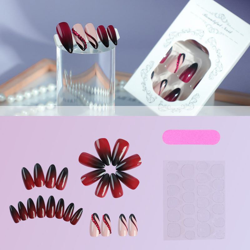 Kunstnagelset mit elegantem Ombre-Design und kreativen Verzierungen Brehn