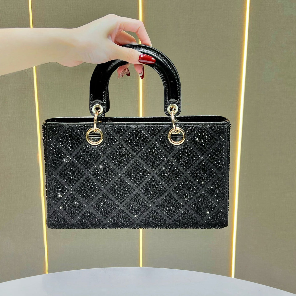 Elegante Handtasche mit Strassverzierung