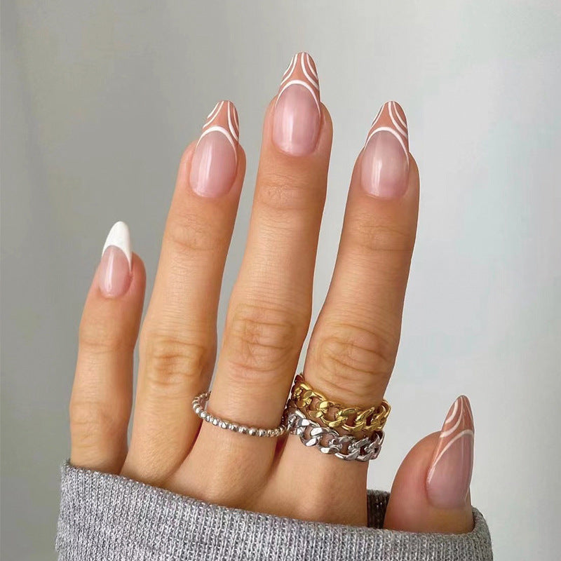 Elegante Nagelverlängerungen mit kreativem Design Brehn