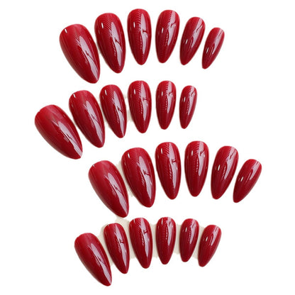 Kunstnagelset mit eleganten Stiletto-Spitzen und mattem Finish Brehn