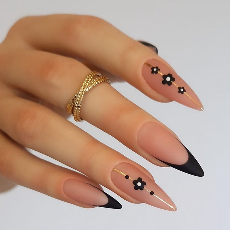 Kunstvolle Nageldesigns mit eleganten Akzenten Brehn
