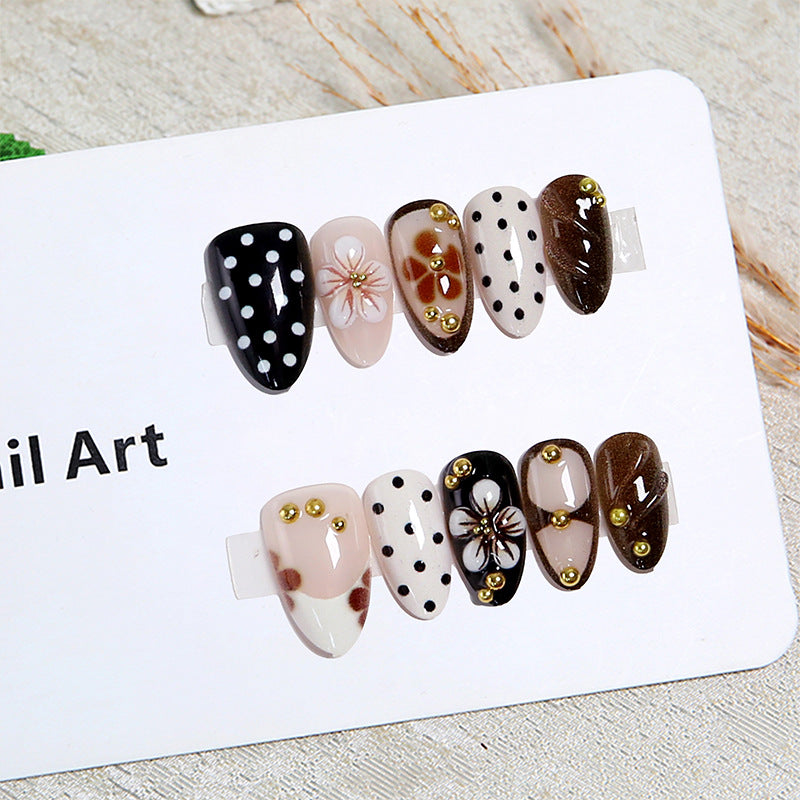 Kunstvolle Nagelspitzen mit Blumenmotiven Brehn