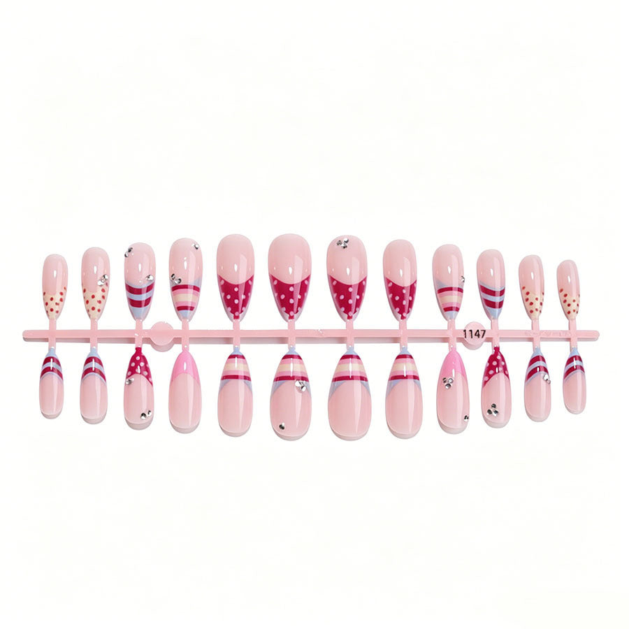Kunstnagelset mit eleganten 3D-Details und kunstvollem Design Brehn