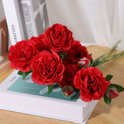 Lebensechtes dekoratives Blumenarrangement
