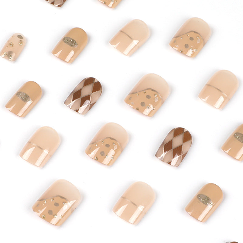 Kunstvolle Nagelkunst mit Eleganten Mustern Brehn