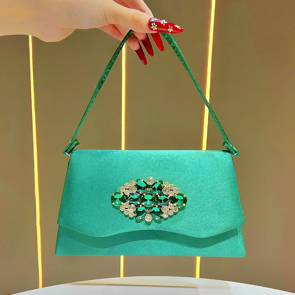 Elegante abendliche Handtasche mit Strasssteinen