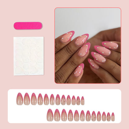 Kunstnagelset mit eleganten Spitzen und funkelnden Akzenten Brehn