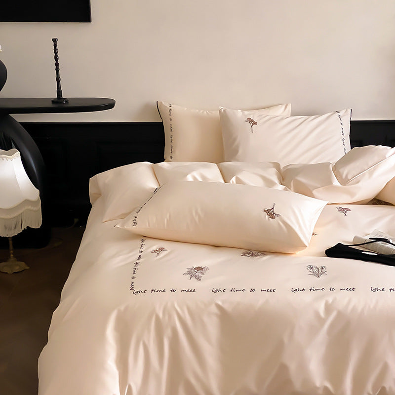 Bestickte Baumwollsatin Bettbezugset mit floralem Muster und Schriftzug-Rand