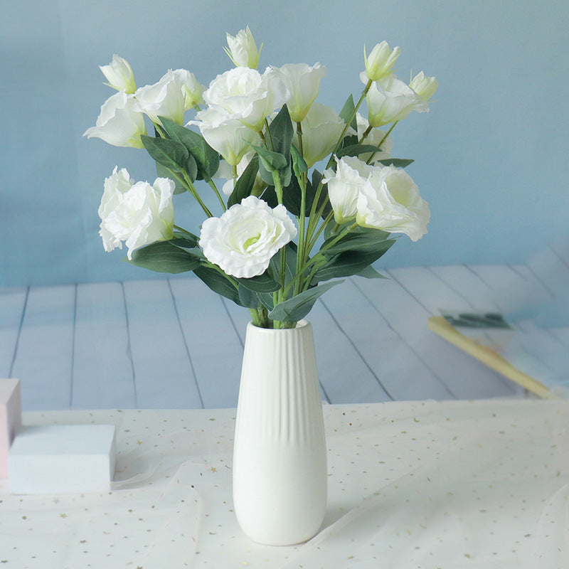 Lebensechte Blumenarrangement in eleganter Vase