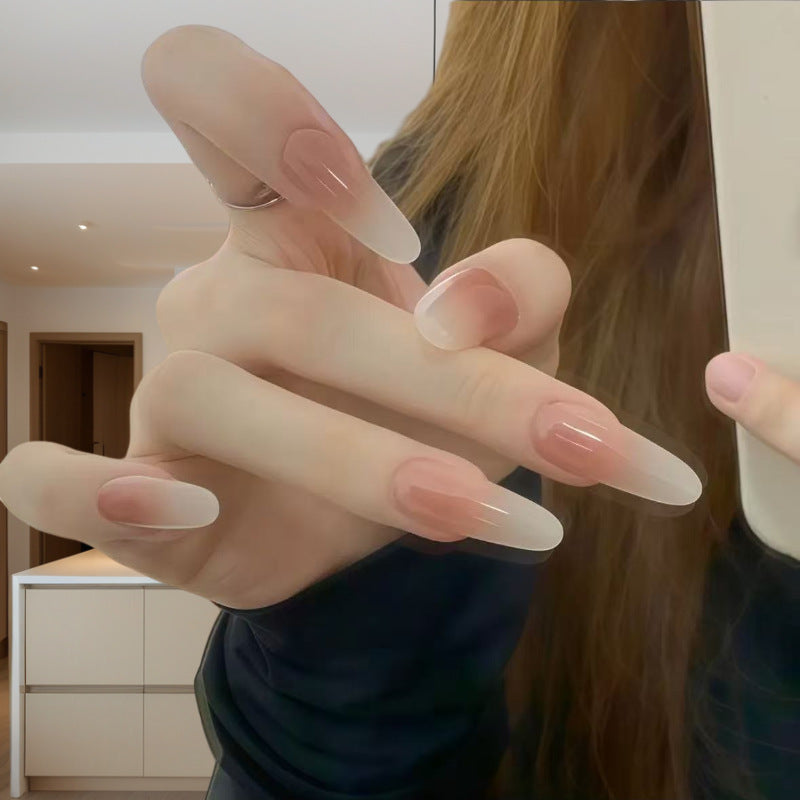 Elegante Kunstnägel mit modischem Ombre-Effekt Brehn