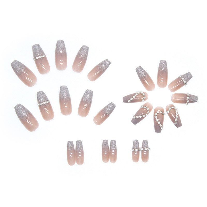 Kunstnagel-Set mit funkelnden Herzmotiven und Glitzerakzenten Brehn
