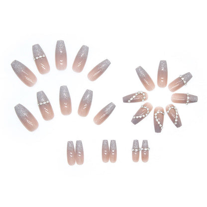 Kunstnagel-Set mit funkelnden Herzmotiven und Glitzerakzenten Brehn