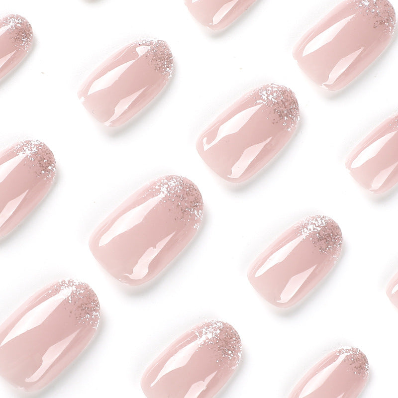 Kunstvolle Nagellack-Applikationen mit elegantem Glitzer-Finish Brehn