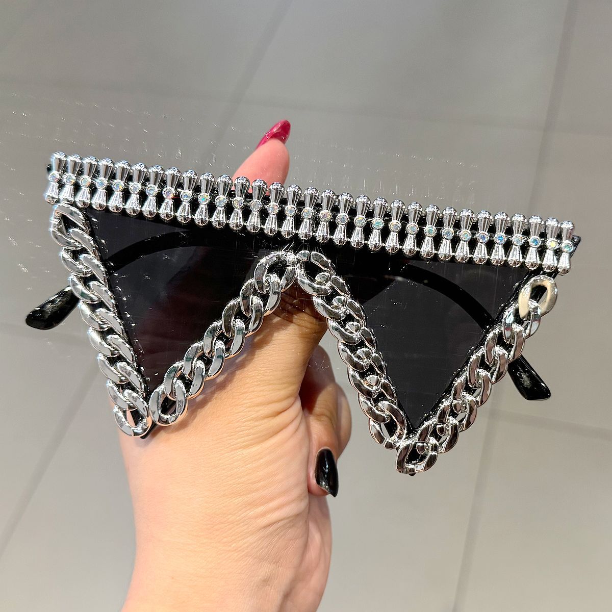 Damen trendige Sonnenbrille mit auffälligem Kettenrahmen Brehn