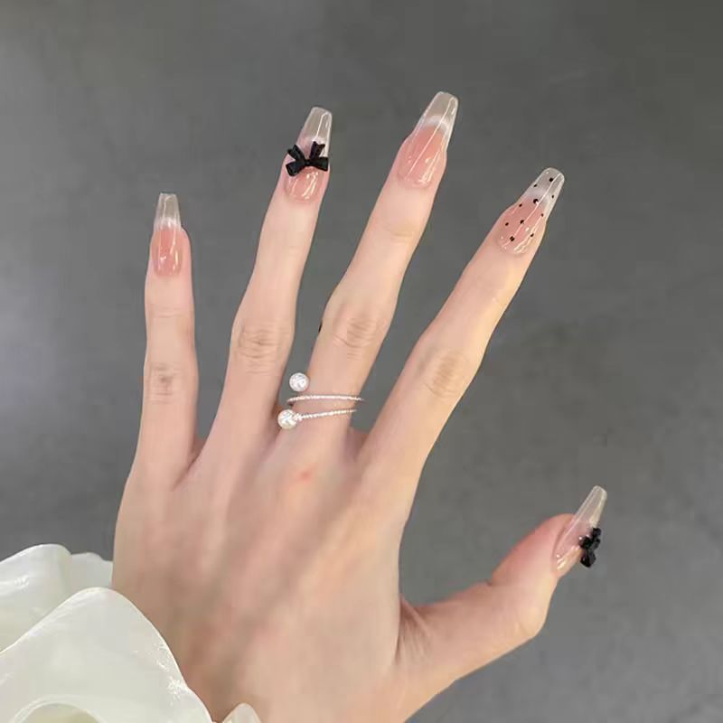 Dekorativer Press-On Nagelset mit einzigartigen Schleifenakzenten Brehn