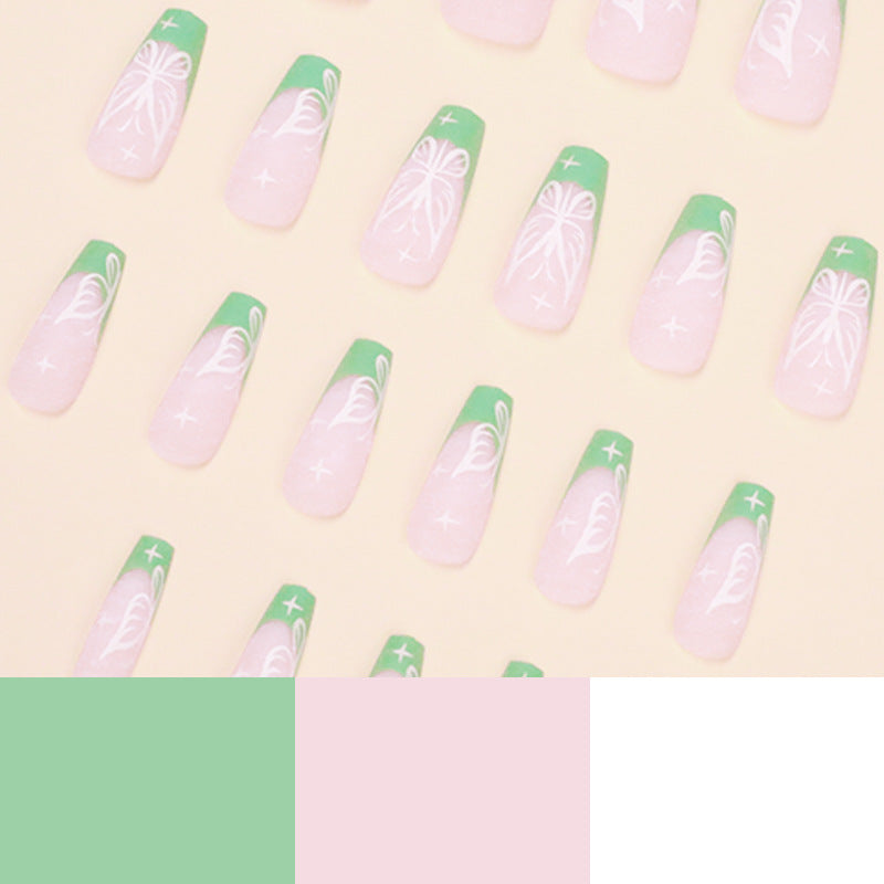 Kunstvolle Nailart mit floralen Akzenten Brehn