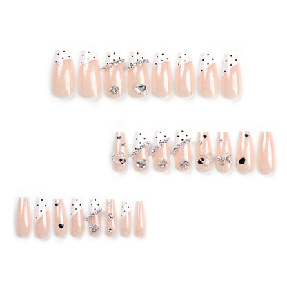 Kunstvolle Nagelverlängerungen mit eleganten Strass- und Herzdesigns Brehn