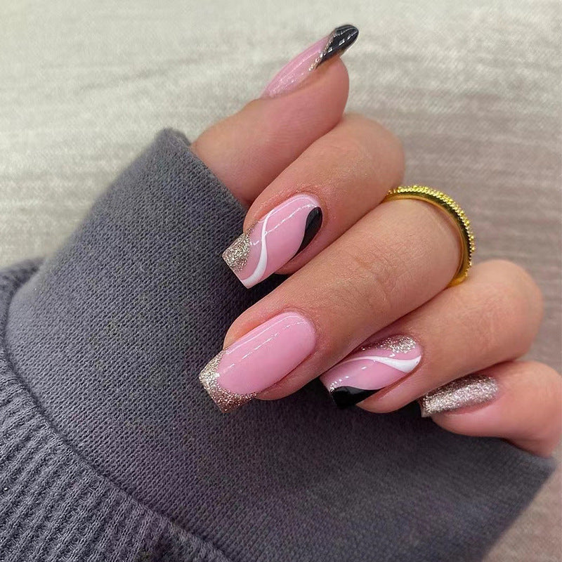 Trendige Nagelkunst mit Glitzer- und Wellenakzenten Brehn
