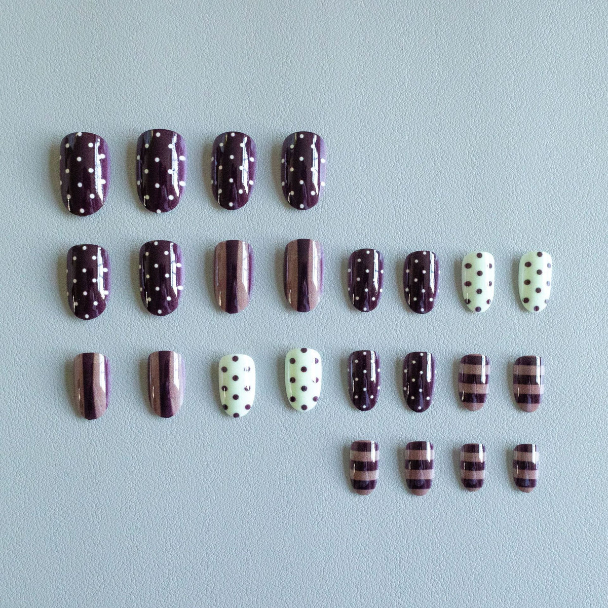 Künstlerisches Nagelkunstset mit Schokoladen- und Pünktchen-Designs