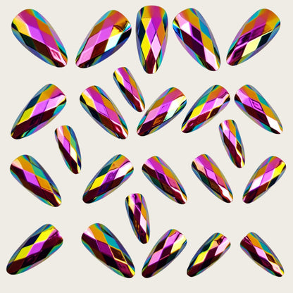 Kunstnägel mit eleganten Diamantmustern Brehn