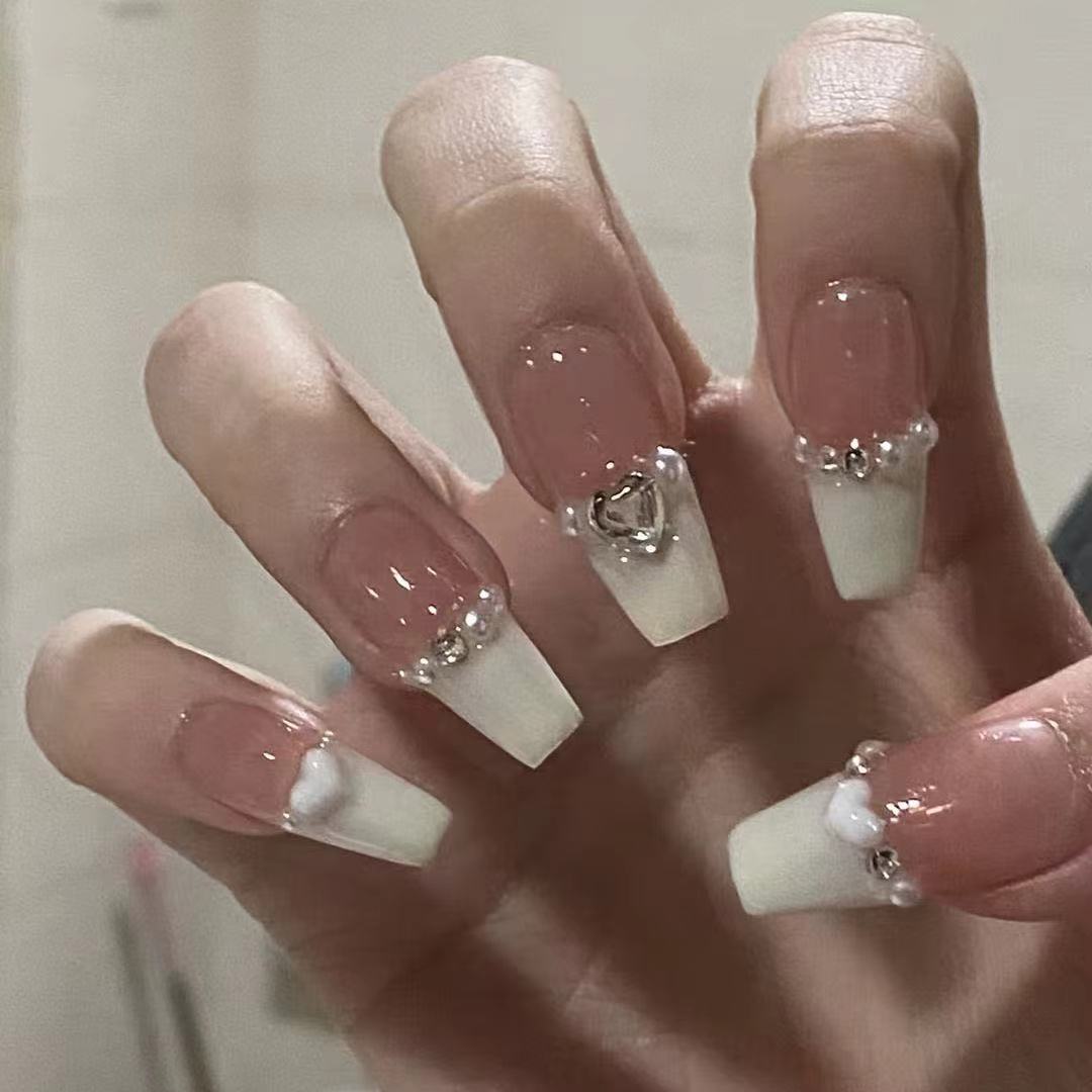 Kunstfingernägel mit Stilvollem Herz- und Ombre-Design Brehn