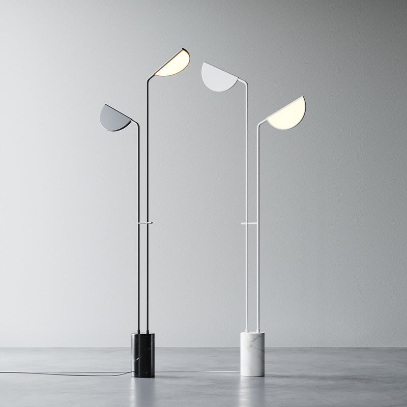 Moderne verstellbare Stehlampe mit doppelten Schirmen