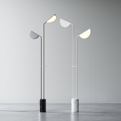 Moderne verstellbare Stehlampe mit doppelten Schirmen