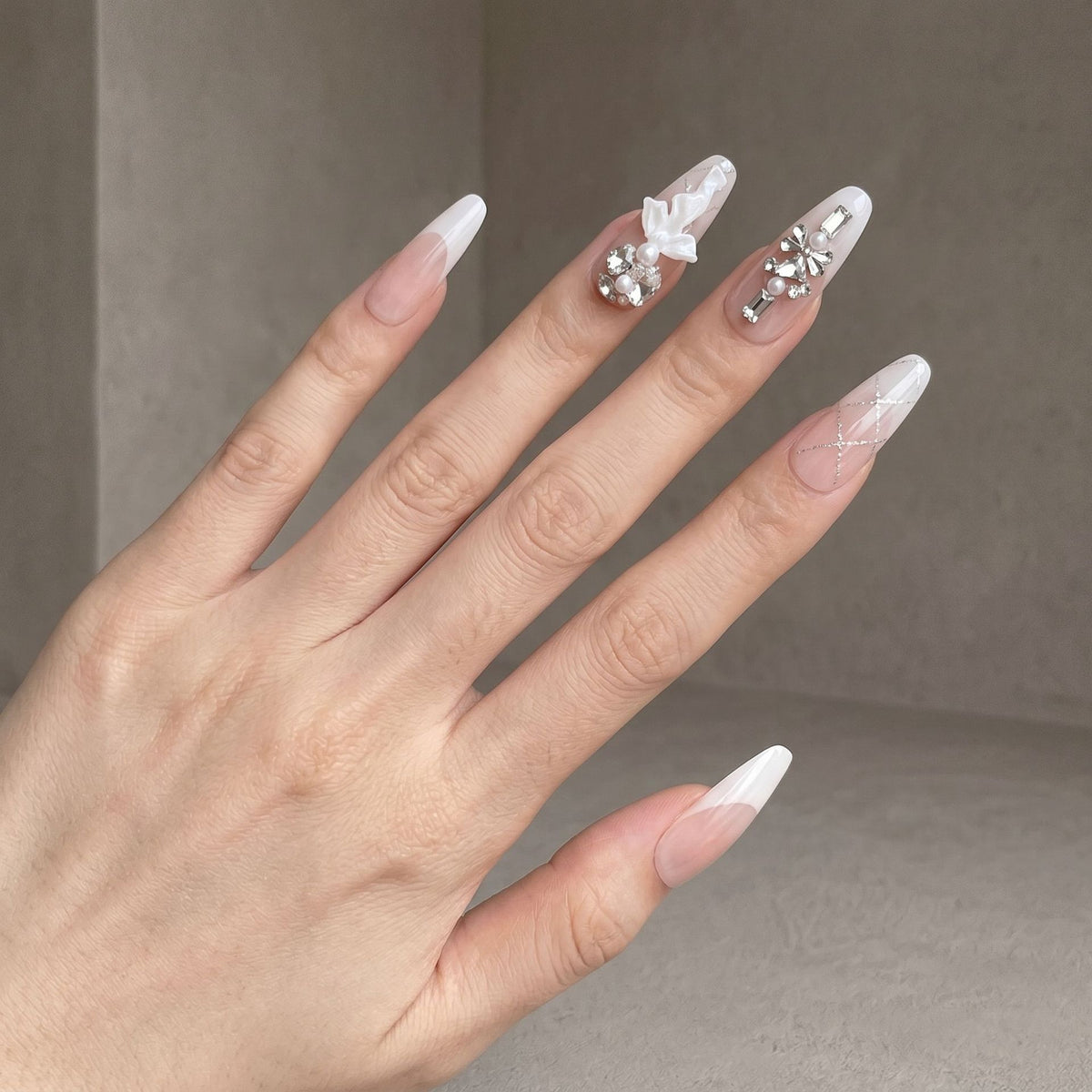 Premium Dekorative Druck-On-Nagelkunst mit floralen und Strass-Akzenten Brehn