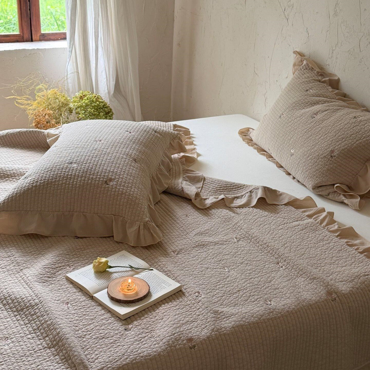 Gesteppte Tagesdecke- und Kissen-Set mit Volant und zarter Blumenstickerei