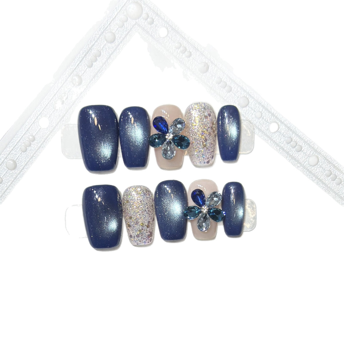 Elegantes florales Press-On-Nagel-Set mit Edelsteinakzenten Brehn