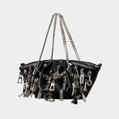 Dekorative Handtasche mit Kettenakzenten