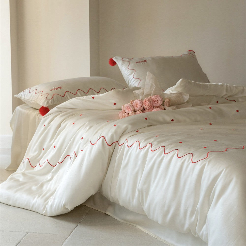 Bettwäsche-Set aus Baumwollsatin mit gewellter Stickkante und Pompon-Kissen