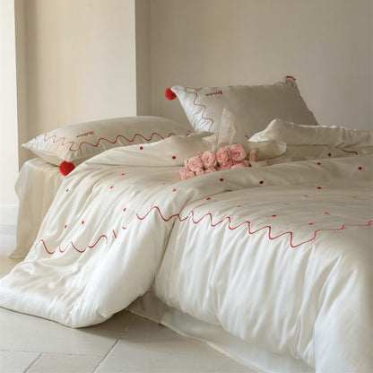 Bettwäsche-Set aus Baumwollsatin mit gewellter Stickkante und Pompon-Kissen