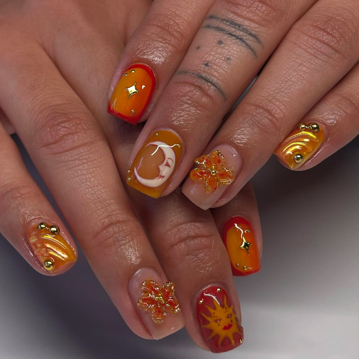 Kunstfingernägel mit Floralen Motiven und Glitzerakzenten Brehn