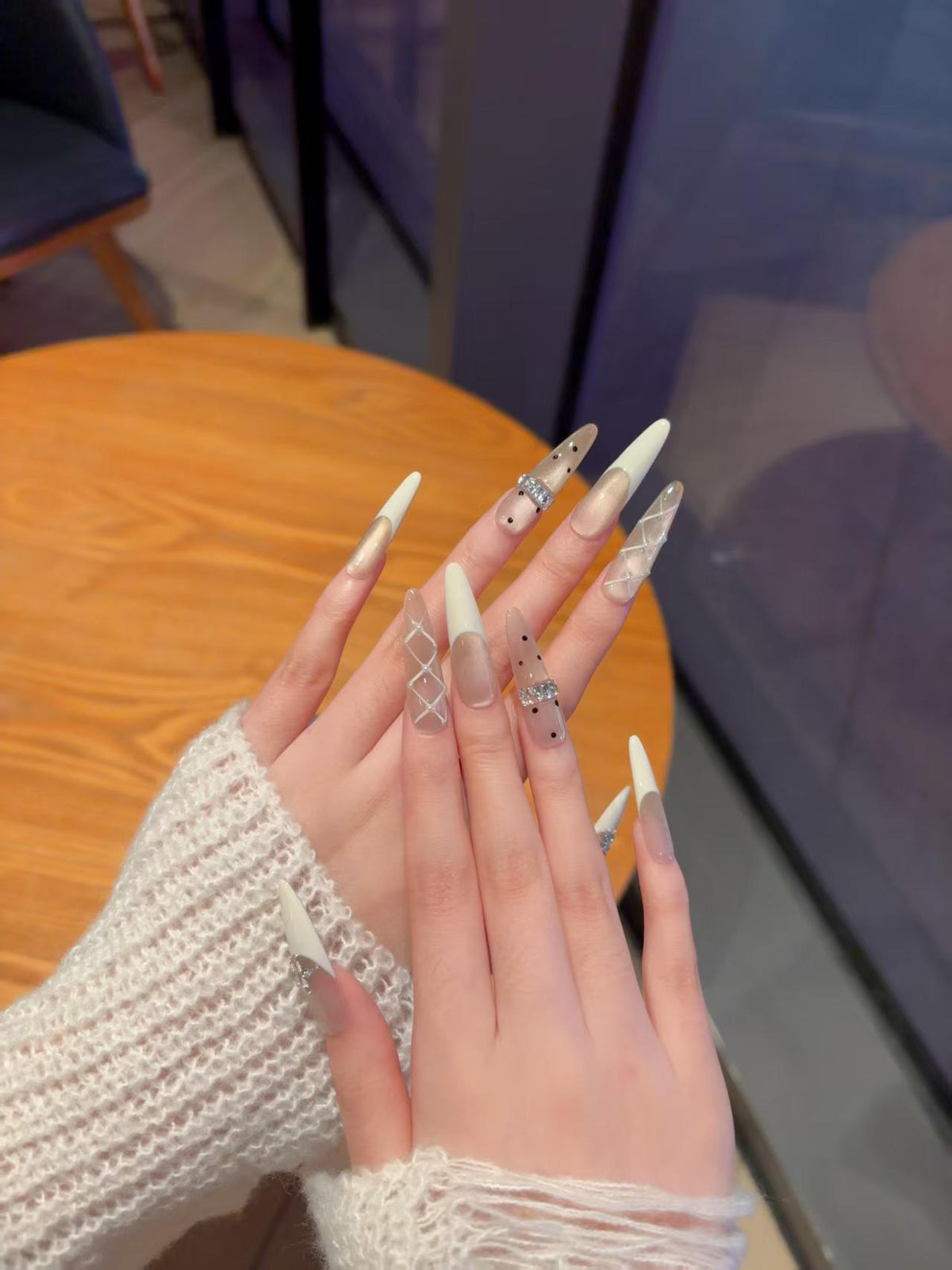 Elegante Stiletto-Nagelverlängerungen mit dekorativen Designs