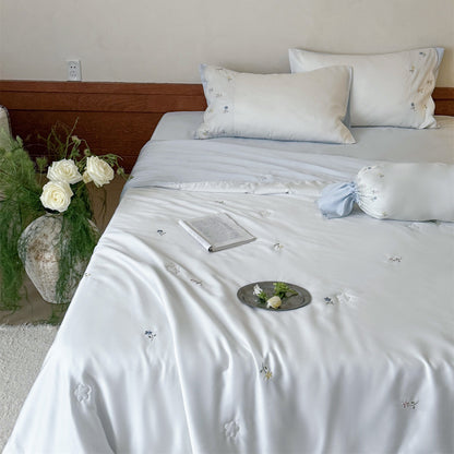 Bestickte Satin-Bettwäsche-Garnitur mit feiner Blumen-Stickerei und seidig-weichem Griff