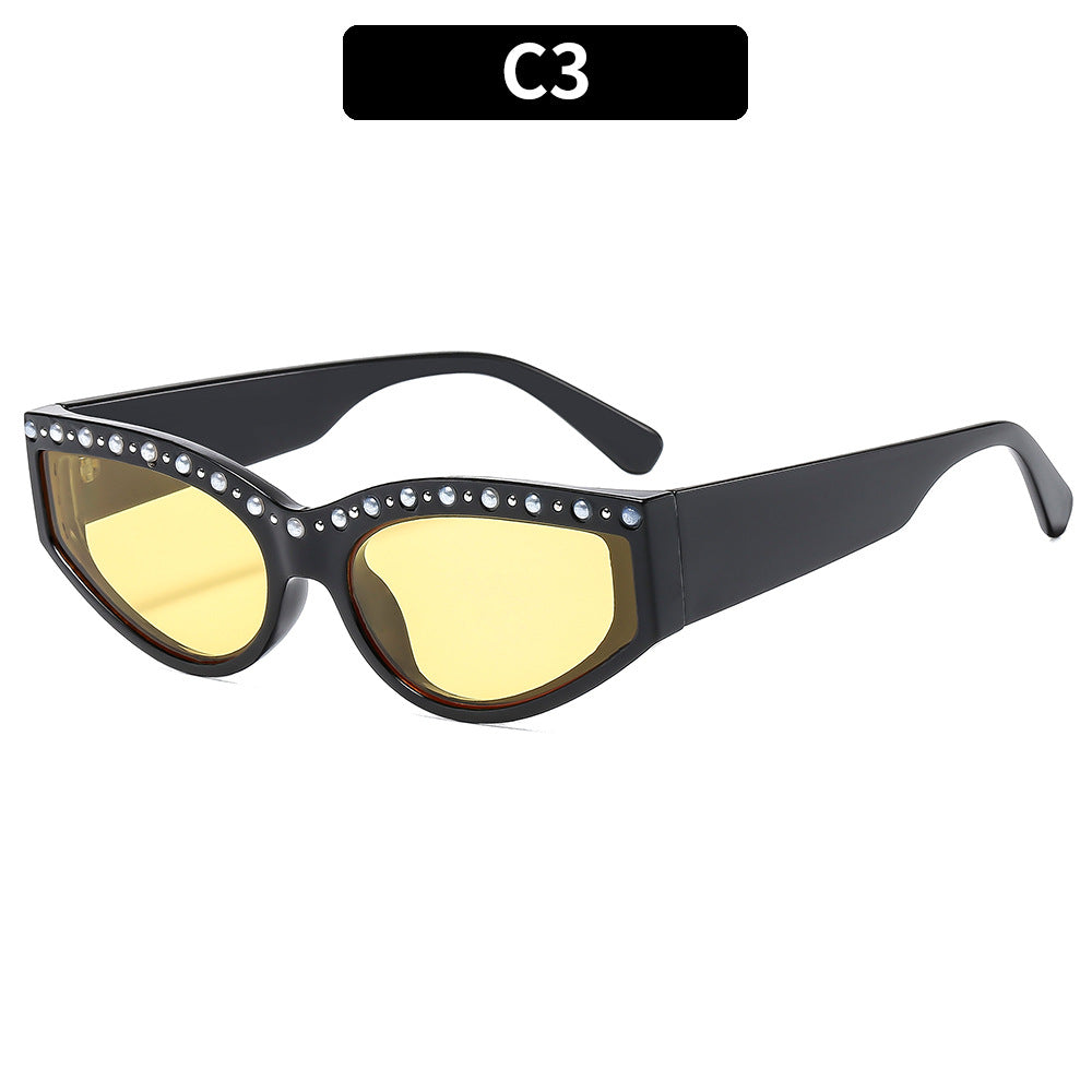 Vintage-inspirierte Cat-Eye-Sonnenbrille mit Strassbesatz