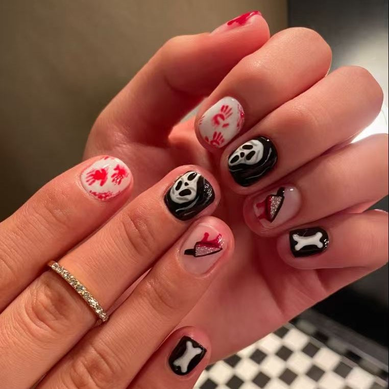 Kreatives Halloween Kunstnagelset mit gruseligen Motiven und funkelnden Akzenten Brehn