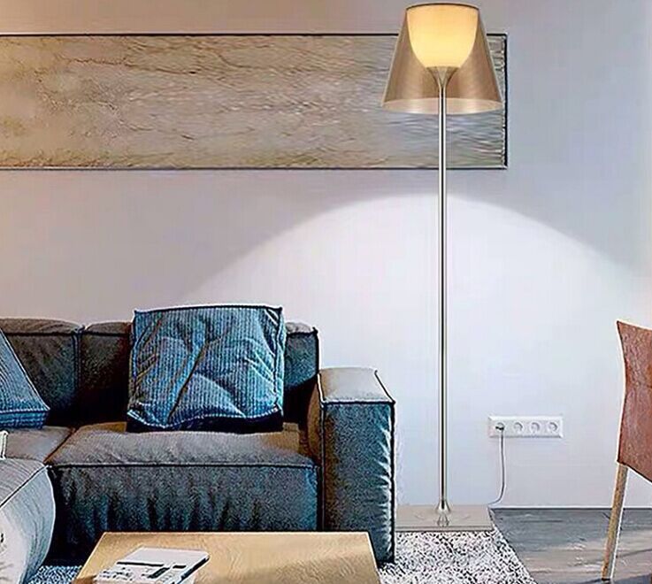 Moderne Minimalistische Stehleuchte mit verstellbarem Schirm