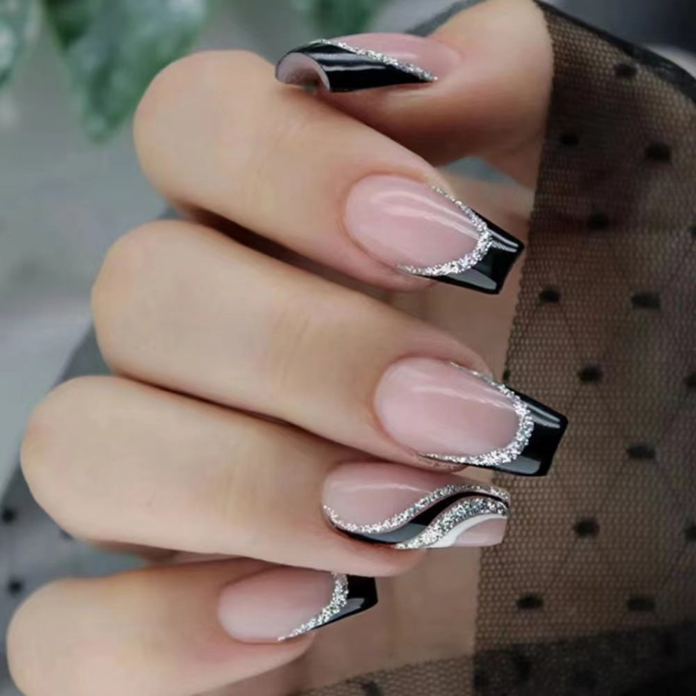 Elegantes Nageldesign mit Schleifen- und Strassdetails Brehn