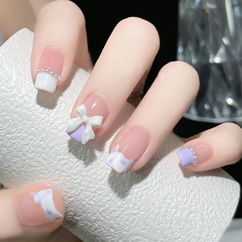 Kunstnagelset mit eleganten Wellenmustern und zarten Perlenakzenten Brehn