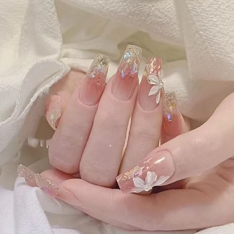 Kunstnägel mit Verspieltem Tiermotiv und Elegantem French-Tip Brehn