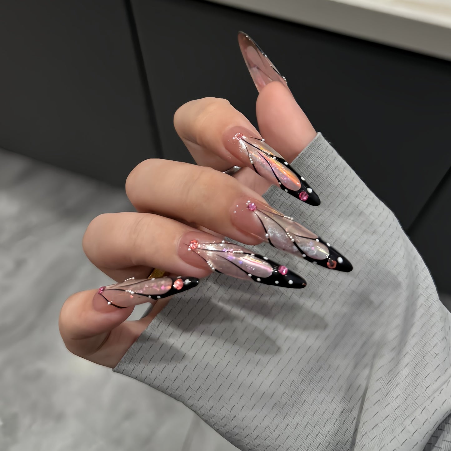 Kunstnagelspitzen mit Elegantem Designs und Glitzerakzenten Brehn