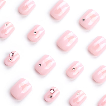 Kunstvolle Nagelkunst mit Glitzer- und Herzmotiven Brehn