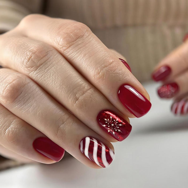 Kunstnagelset mit festlichen Winter-Motiven und Glitzerakzenten Brehn