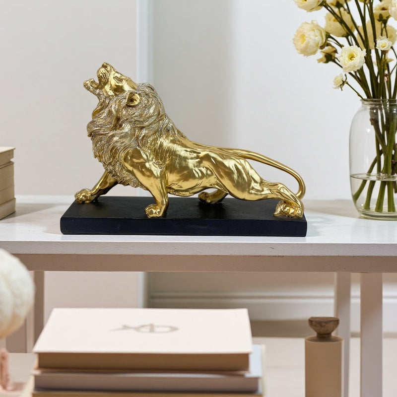 Dekorative Löwenfigur mit goldenen Details Brehn