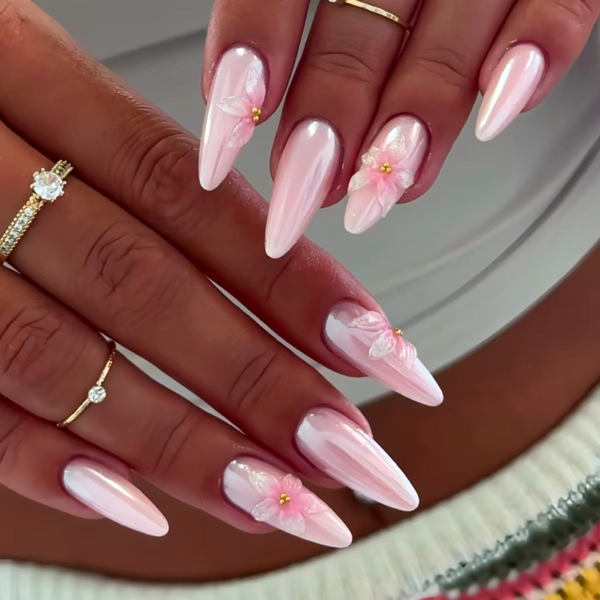 Blumenverzierte Stiletto Press-On Nagelkunst Brehn